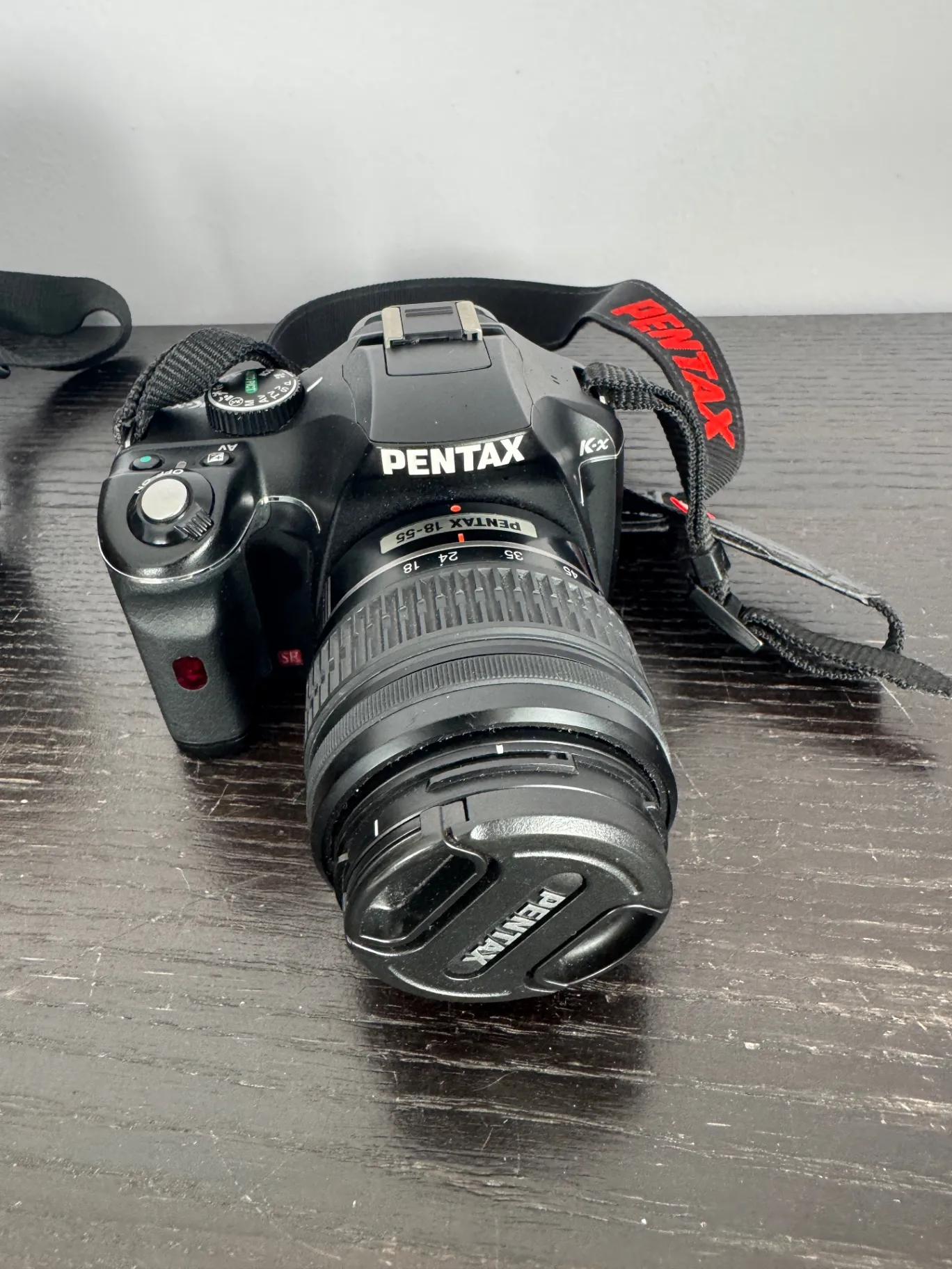 Pentax K-x DSLR fotoaparāts ar 2 objektīviem un somu