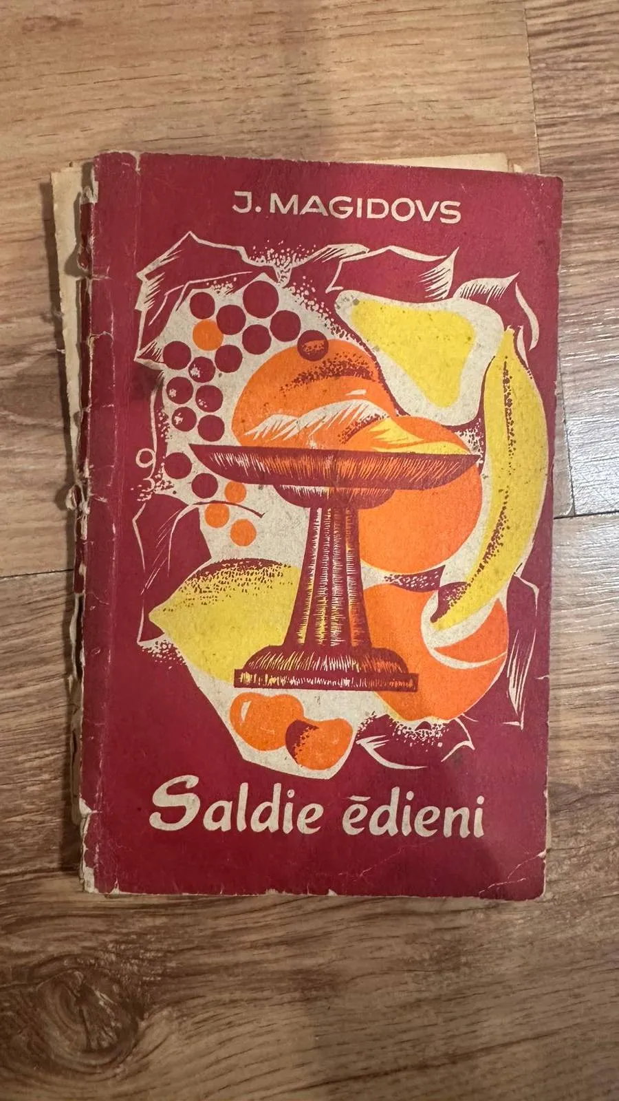 Vintage grāmata 'Saldie ēdieni'