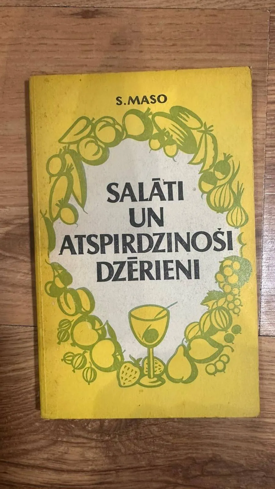 Vintage grāmata: Salāti un atspridzoši dzērieni