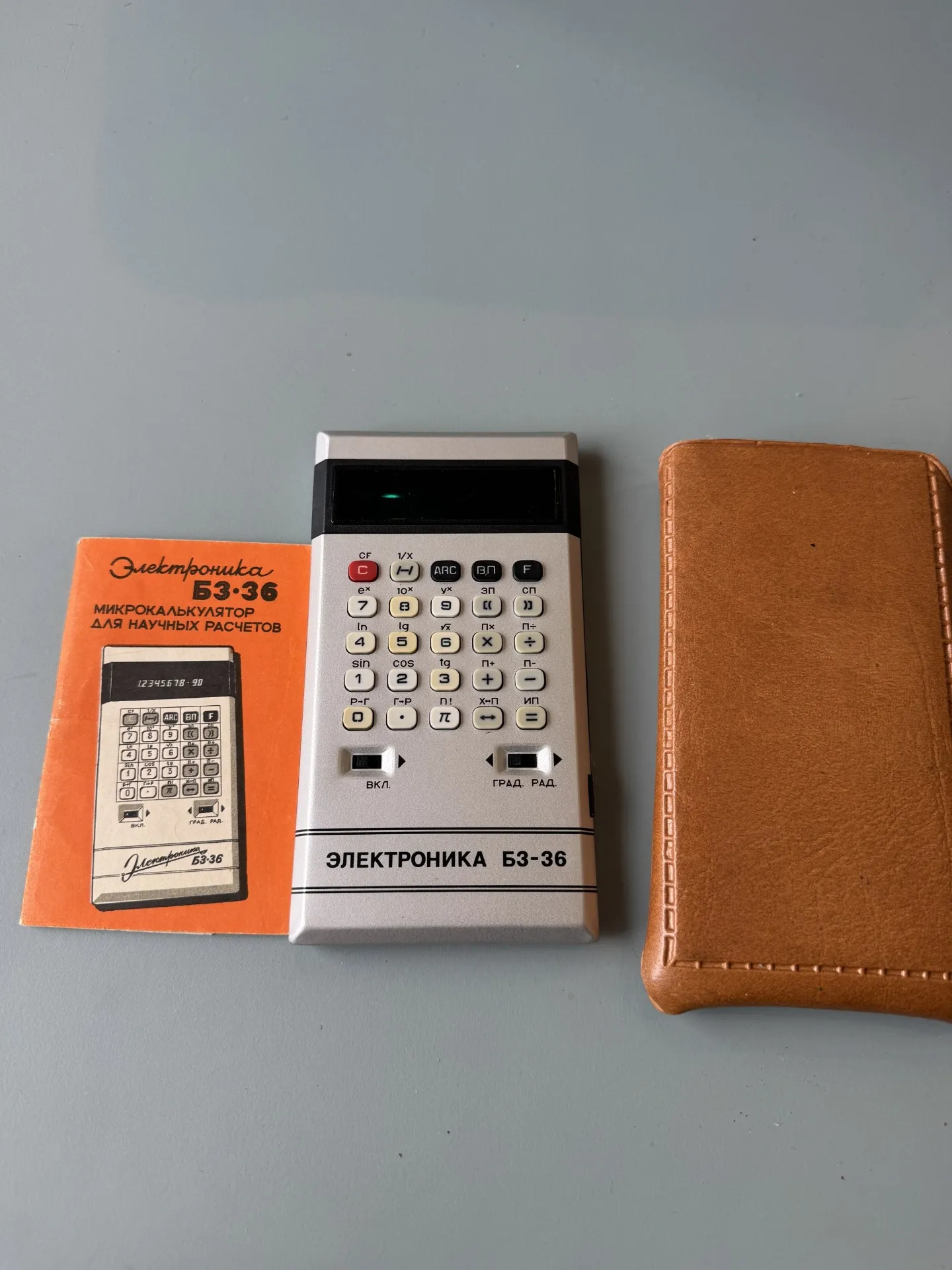 Retro kalkulators 'Elektronika B3-36' ar instrukciju grāmatu un maciņu
