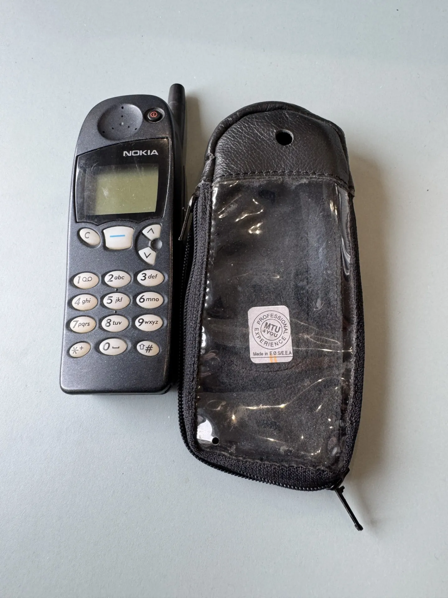 Vintage Nokia 5110 Mobilais Telefons ar Futrāli darbojas