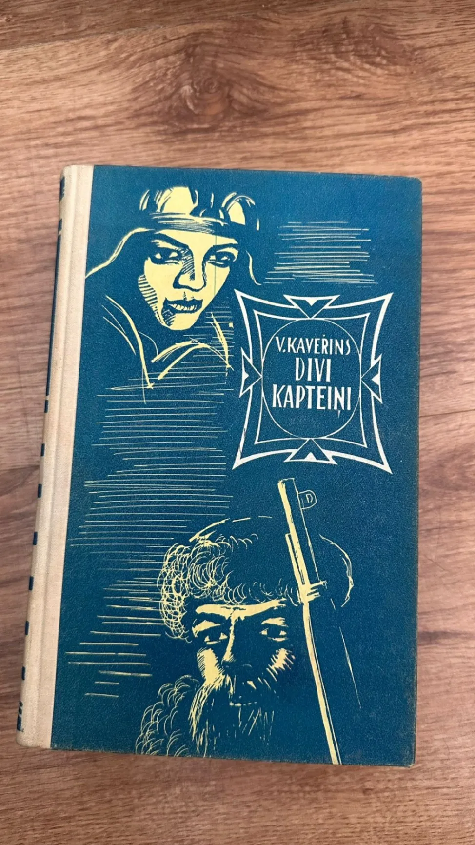 V. Kaverins - Divi kapteini
