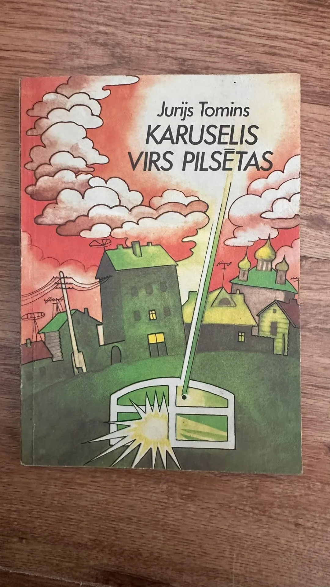 Karuselis virs pilsētas