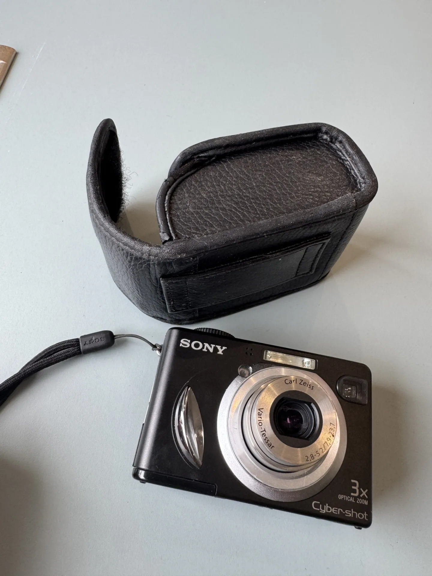 Sony Cyber-shot fotoaparāts ar Carl Zeiss objektīvu