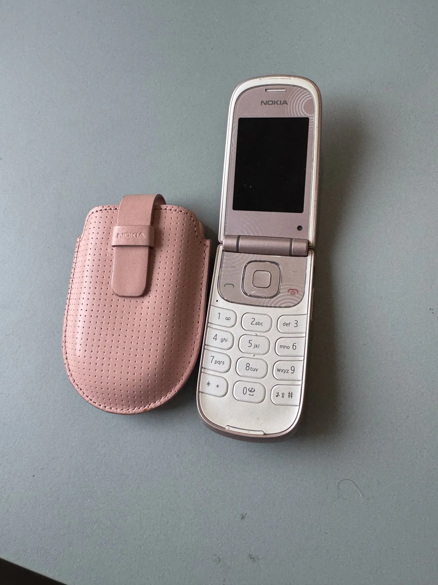 Lietots rozā Nokia tālrunis ar futroli