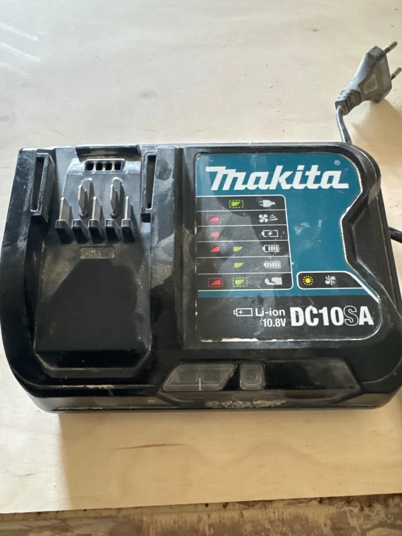 Makita DC10SA Li-ion 10.8V akumulators lādētājs