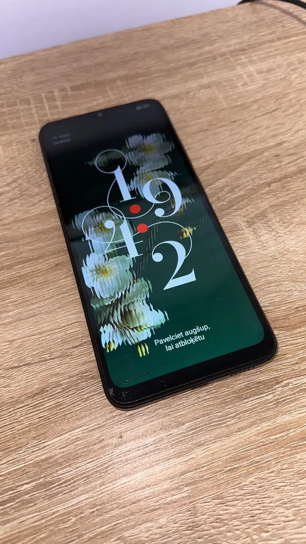 Redmi 12c ar defektu ar plaisu uz ekrana un bez simkartes liekama ar 64 gigabaitiem telefons melna krasa