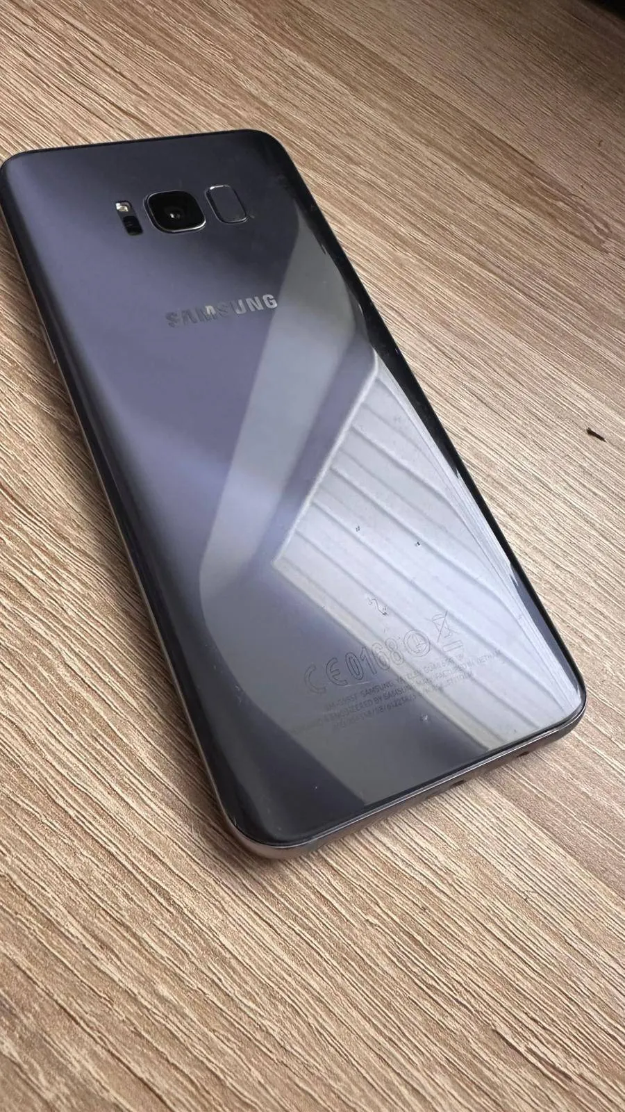 samsung s8+ telefons labi strada izņemot uz ekrana ir redzams izdegums uz ekrāna un augšējā sana ir redams punktiņš bet tas netrauce vispar lietošanai atmiņa 64 gb vieoleta krasa korpus