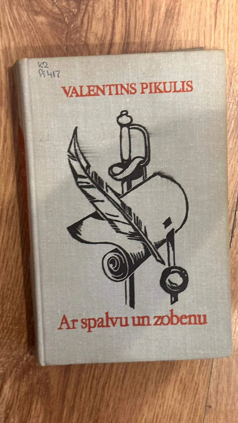 Valentins Pikuliss - Ar spalvu un zobenu
