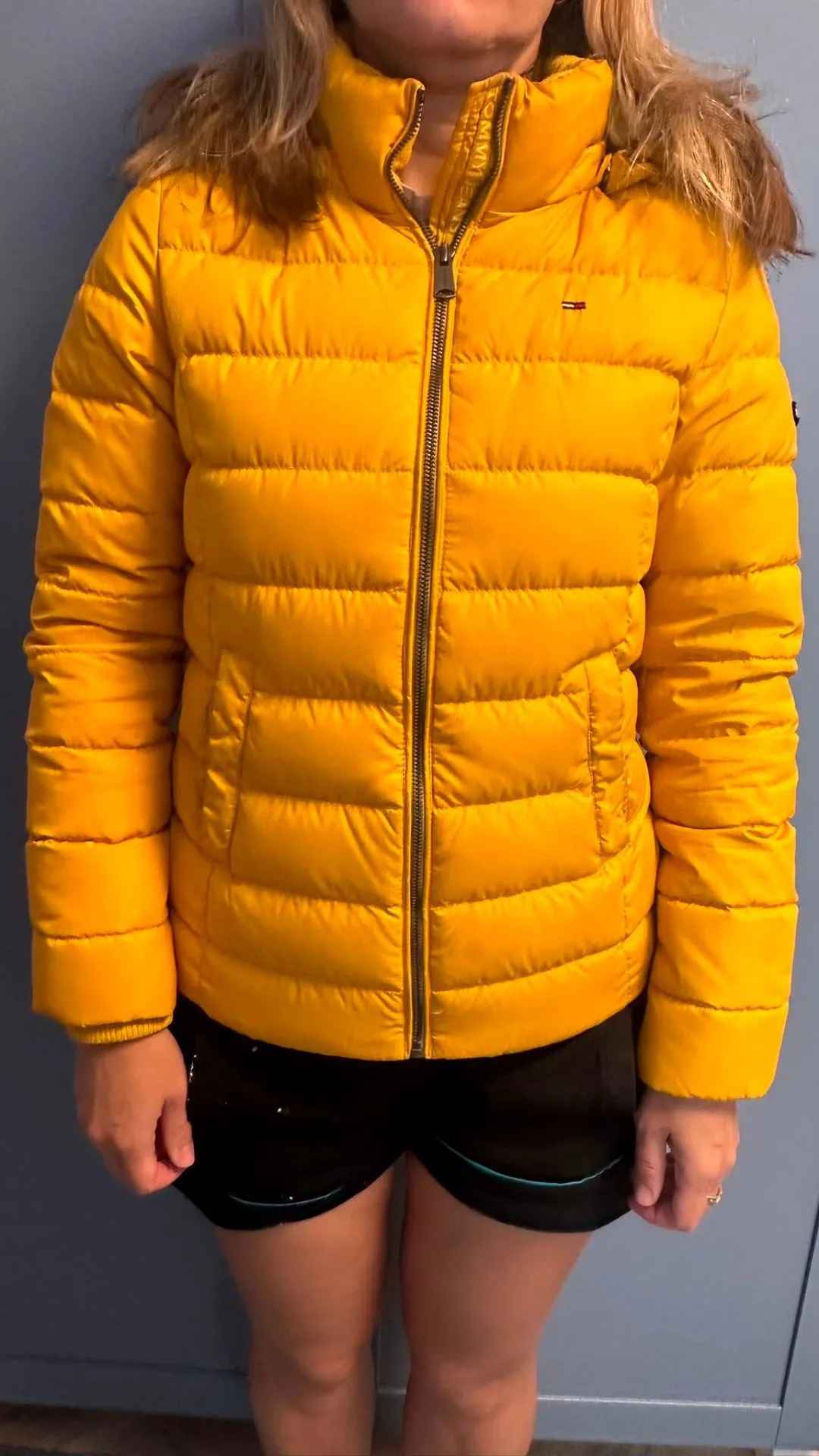 Spilgti dzeltena ziemas jaka tommy jeans