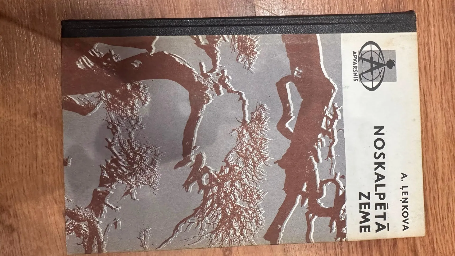Rare Book: Noskalpētā Zeme by A. Lēnkova