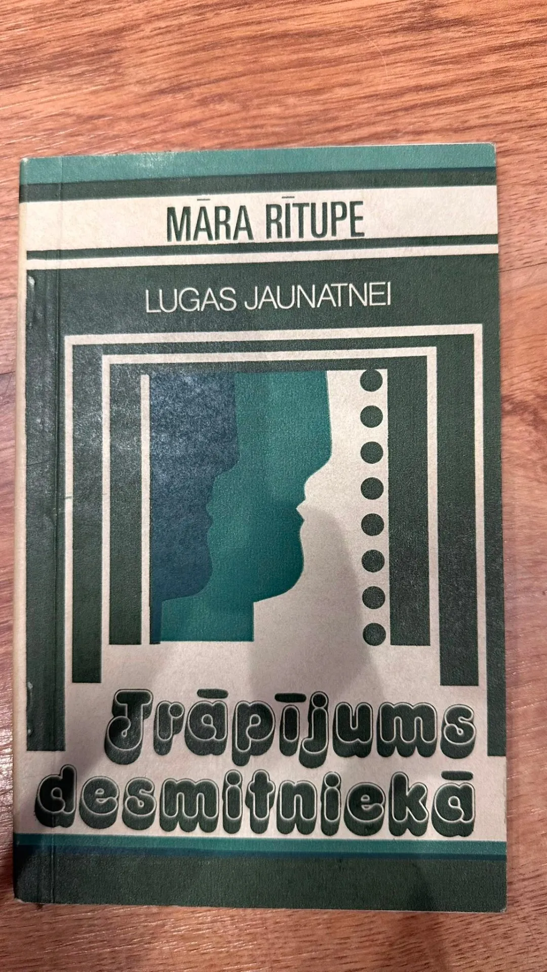 Grāmata "Trāpījums desmitniekā"