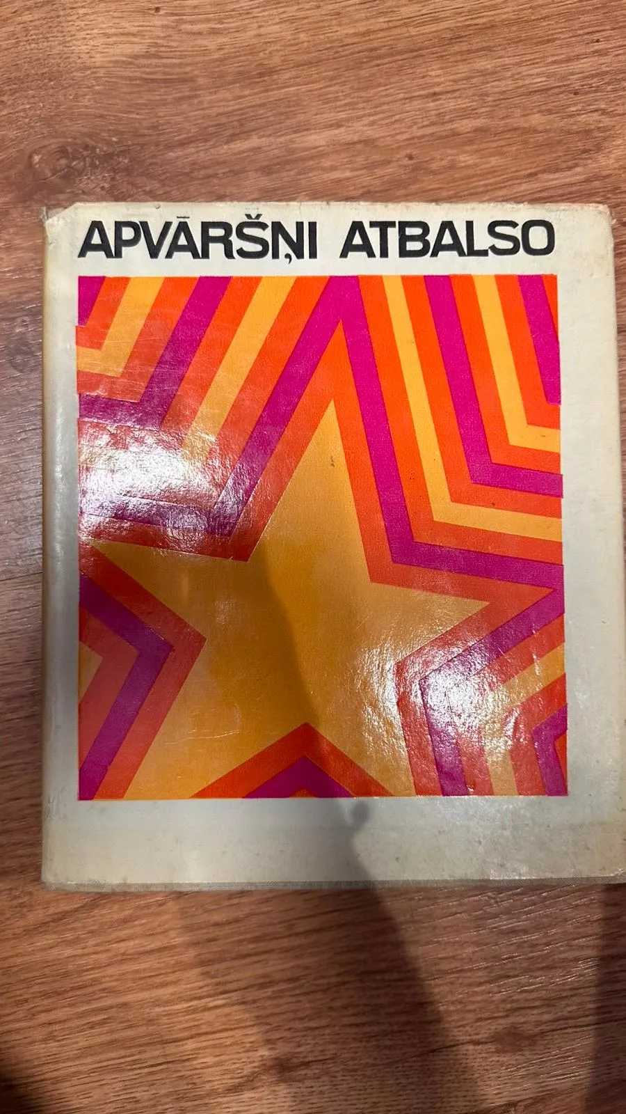Retā grāmata "Apvaršņi Atbalso"