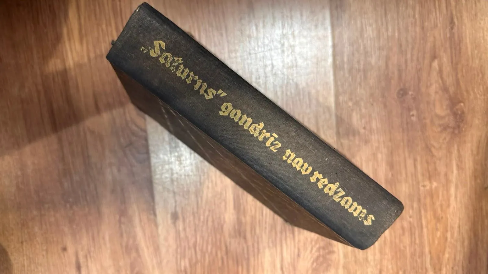 Retā grāmata "Saturna dzimtās naktis"