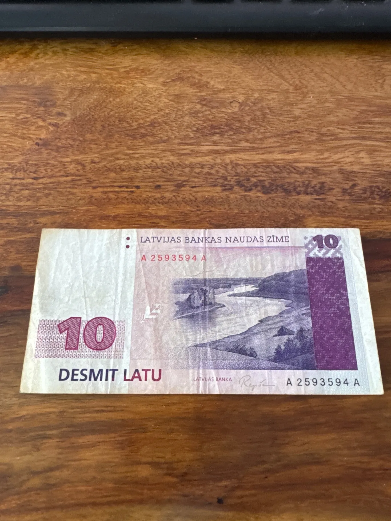 Reti redzama 10 latu banknote