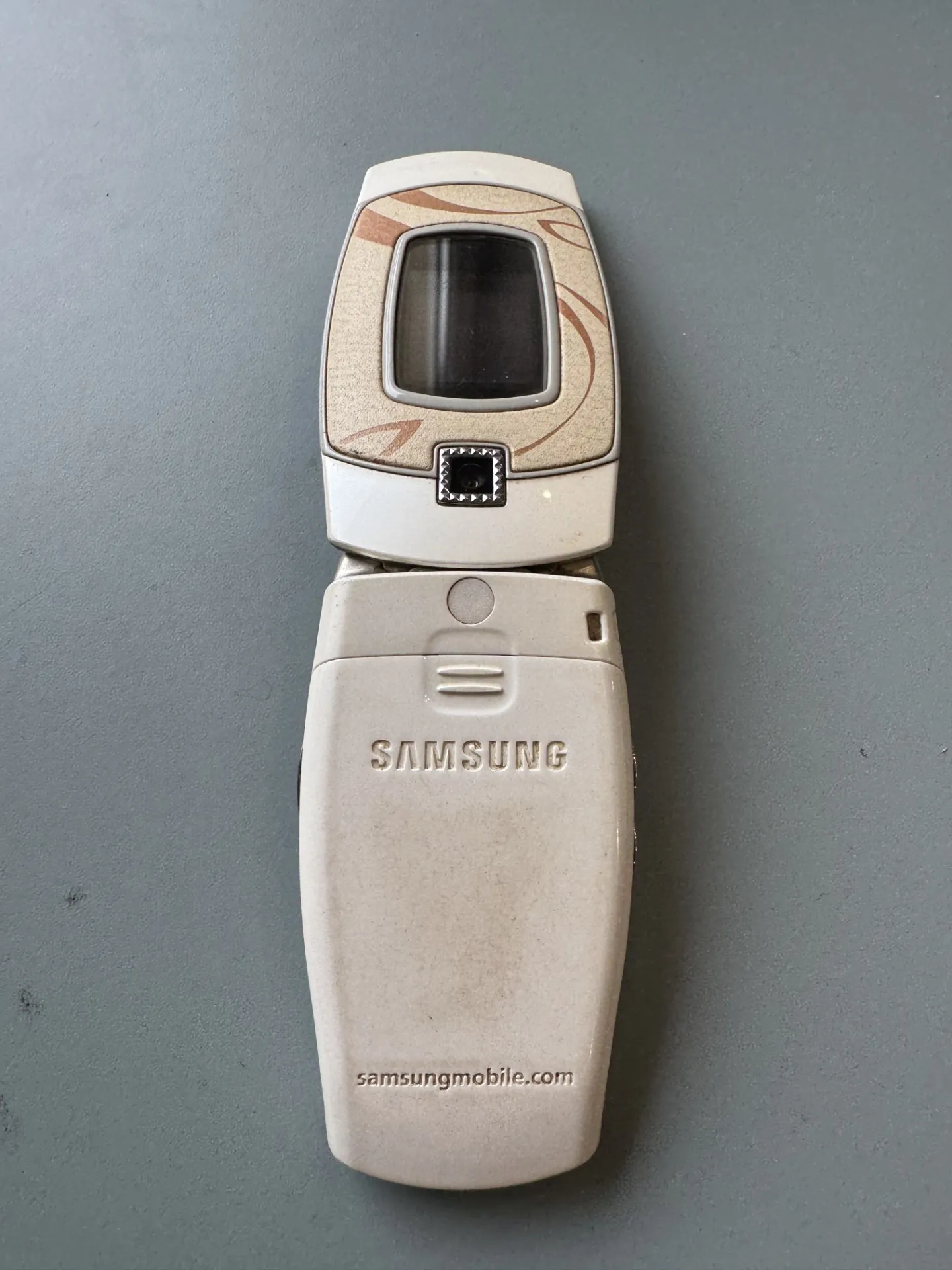 Vintage Samsung saliekamais telefons – Nostālgijas un retro stila līderis!