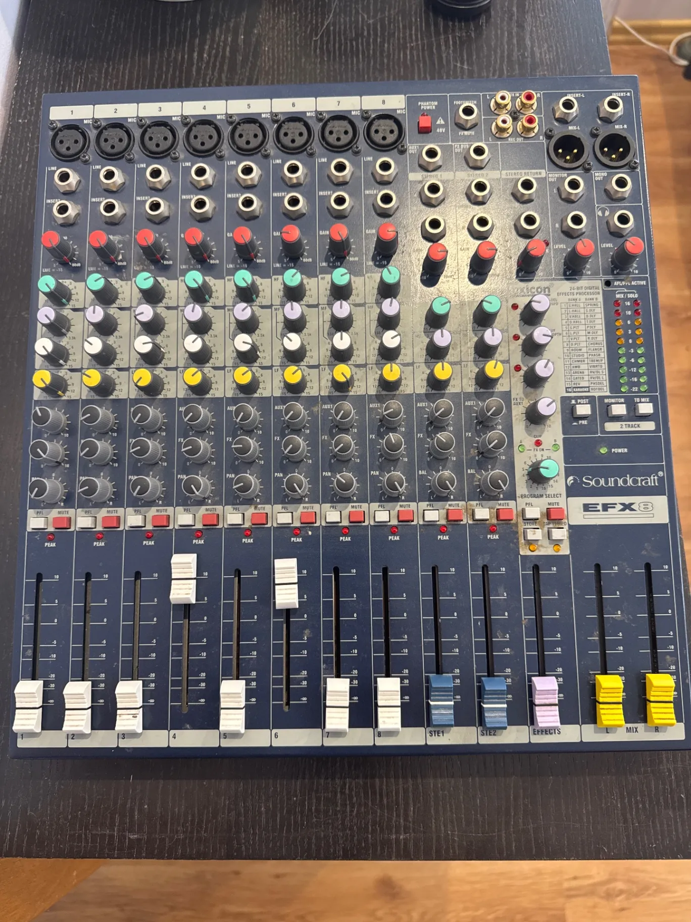 Soundcraft EFX8 skanošs mikseris ar ieskaņotu efektu procesoru