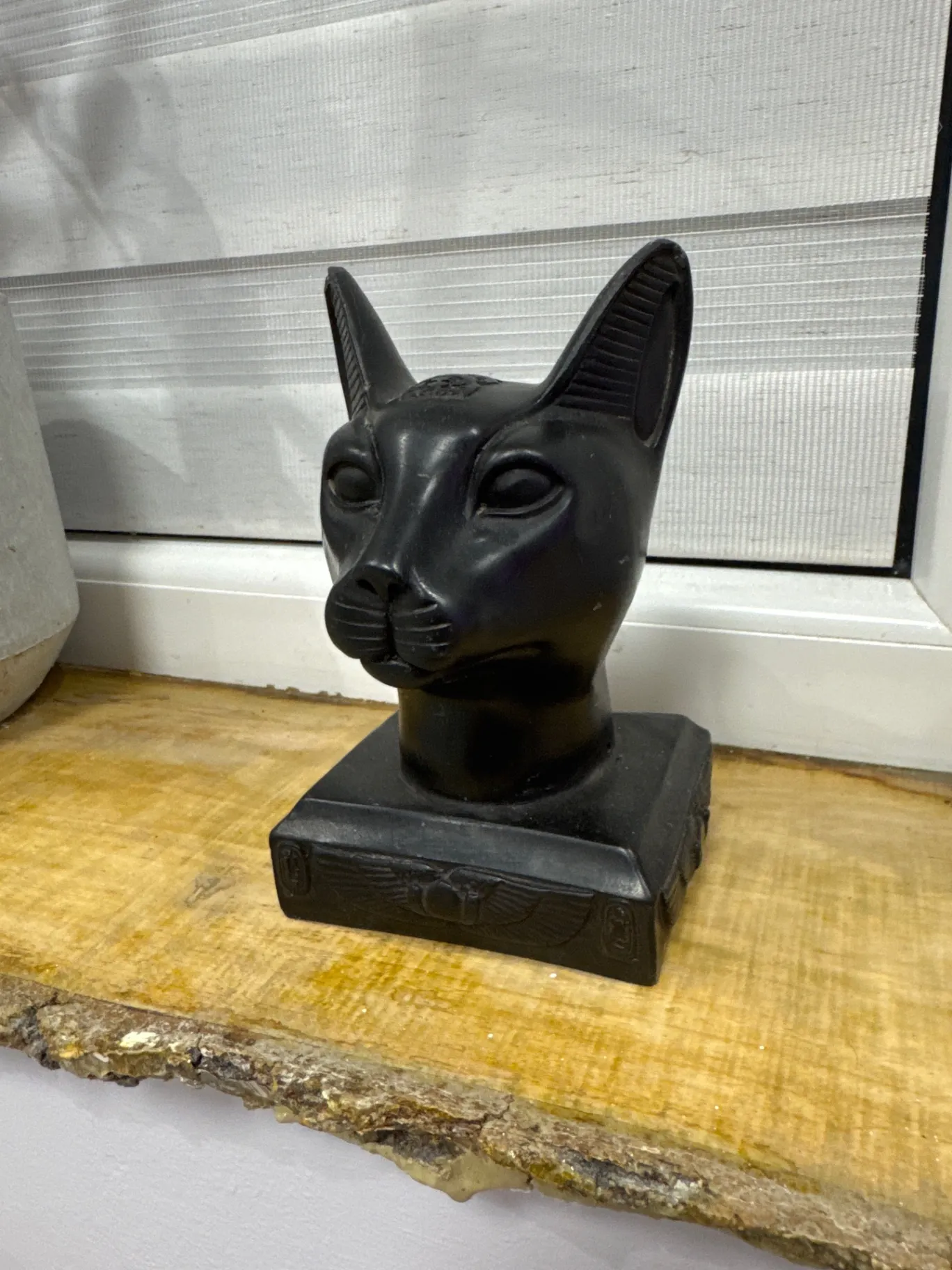 Egipiešu kaķa galva – dekoratīvs statujas elements
