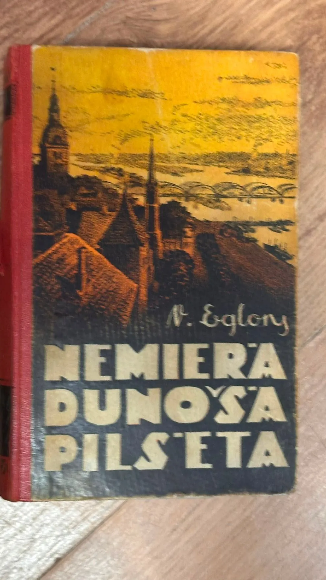 N. Egloņs "Nemiera dunosa pilsēta" - vērtīga grāmata lasīšanai