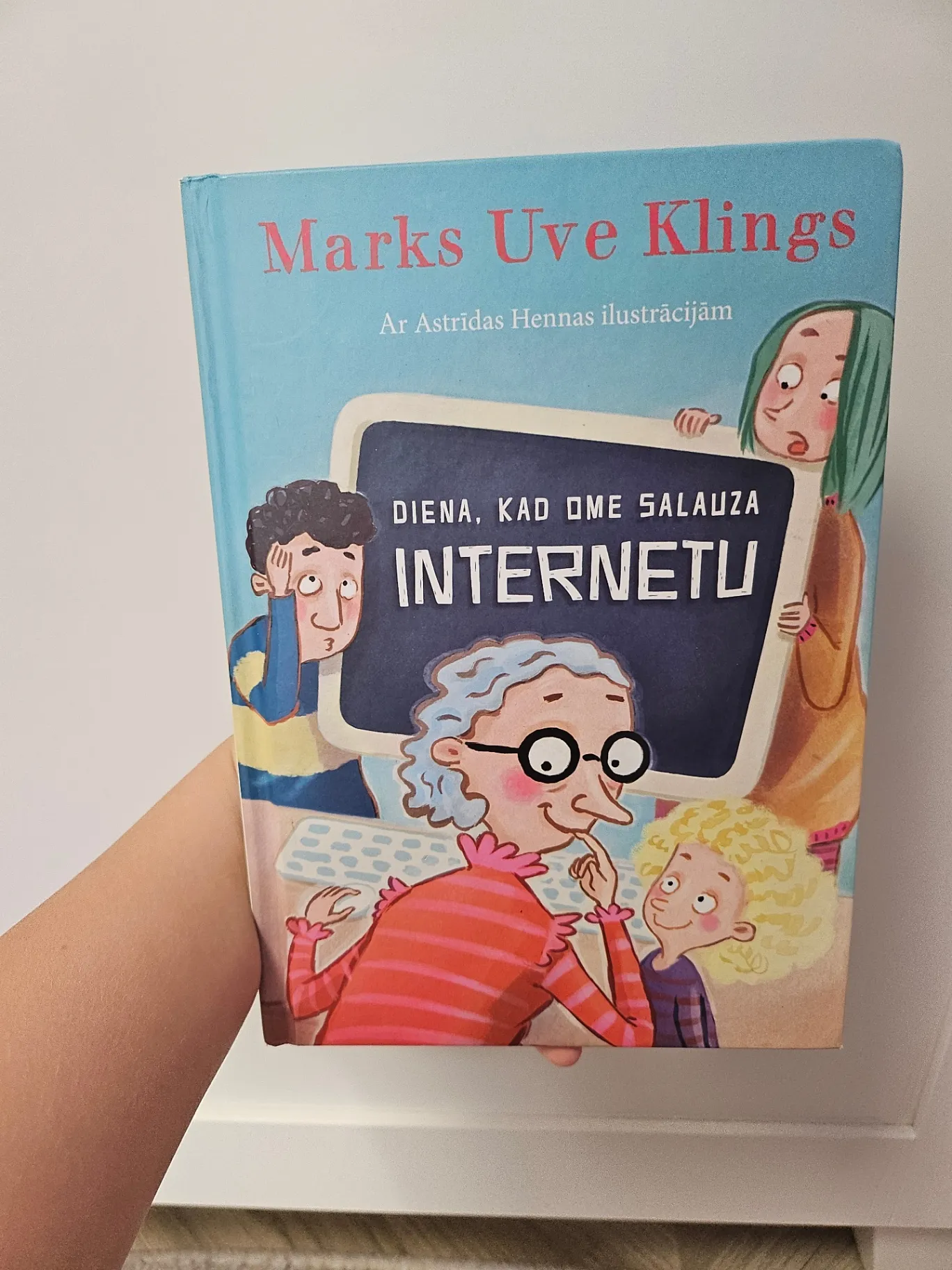 Grāmata "Diena, kad ome salauza internetu"