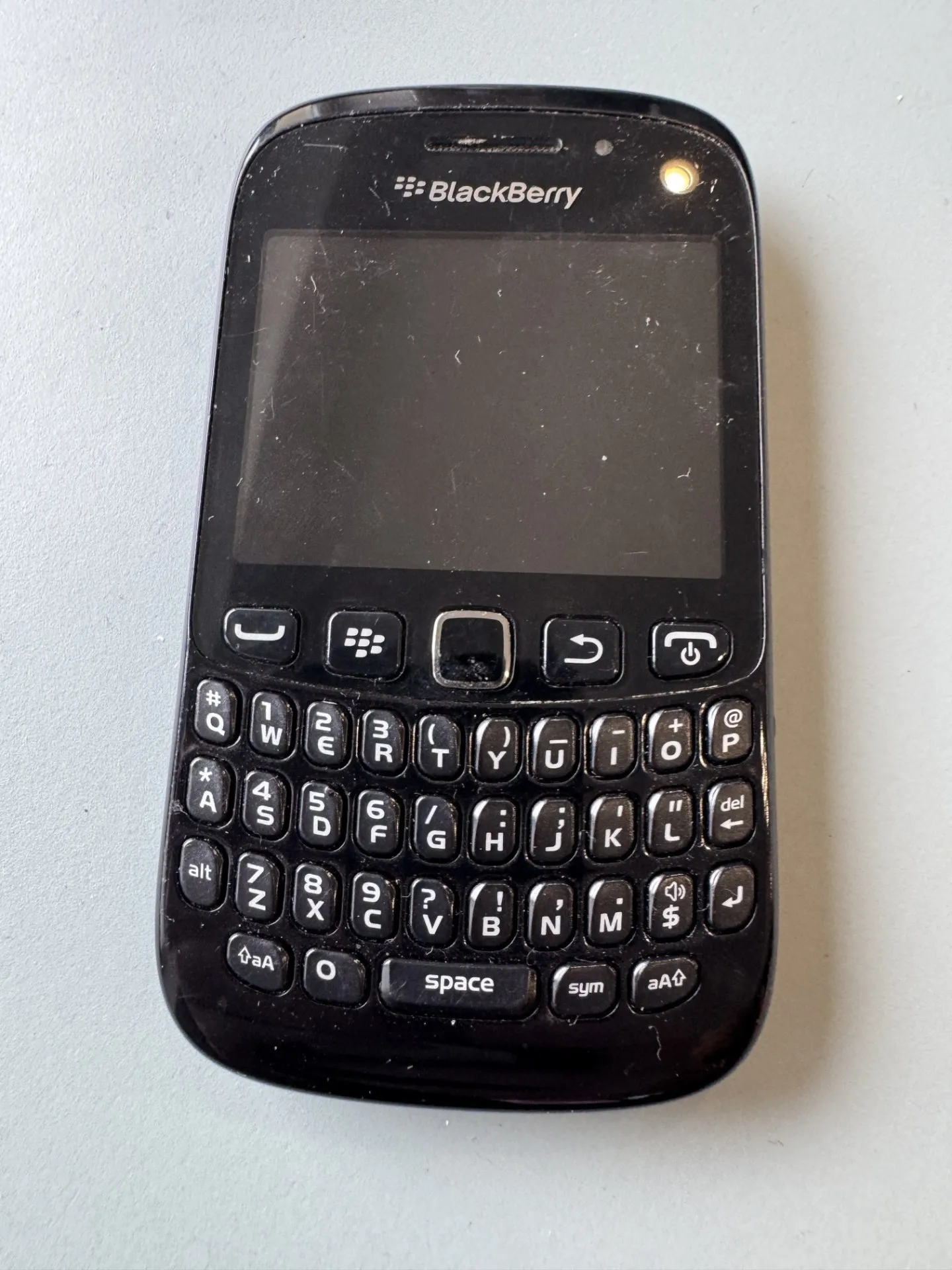 Klasiskais Blackberry telefons – uzticamība un stils!