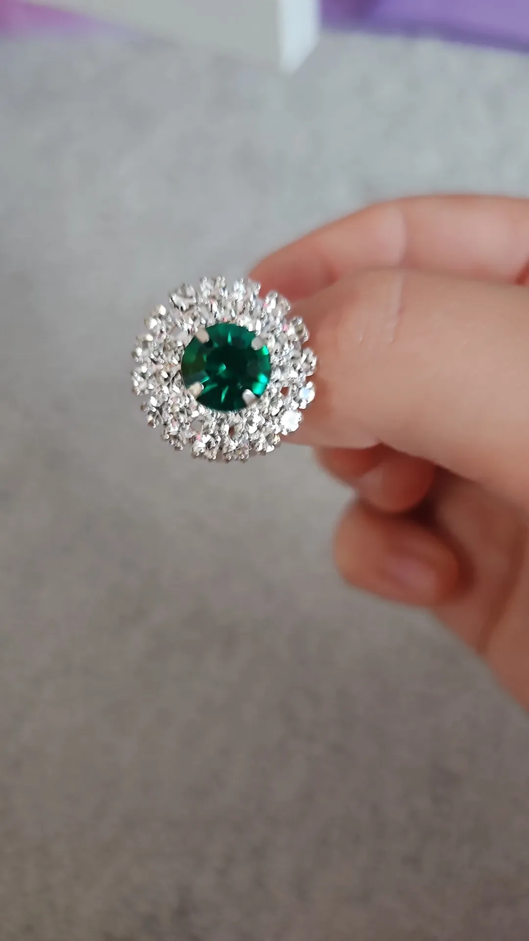 Elegants ziedveida gredzens ar zaļu akmeni