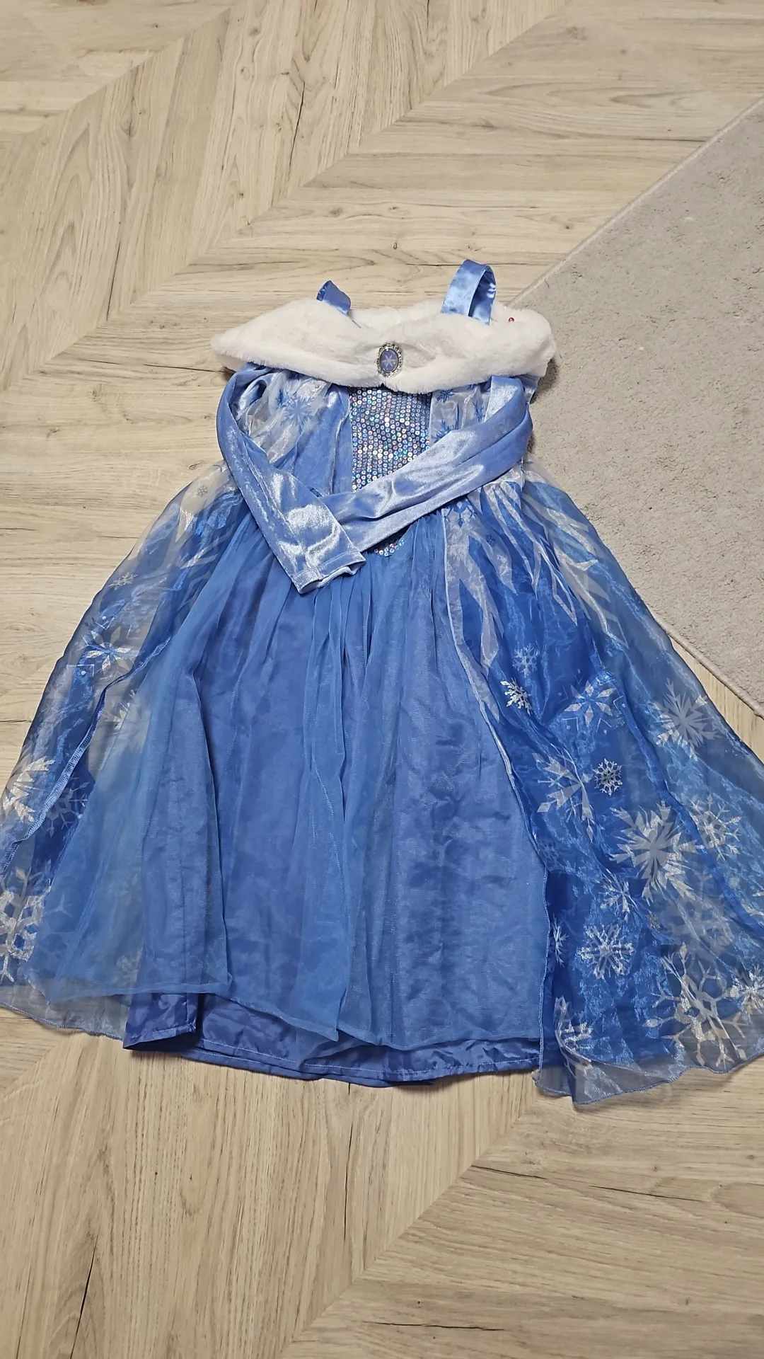 Burvīga 'Ledus karaliene' kleita mazajai princesei