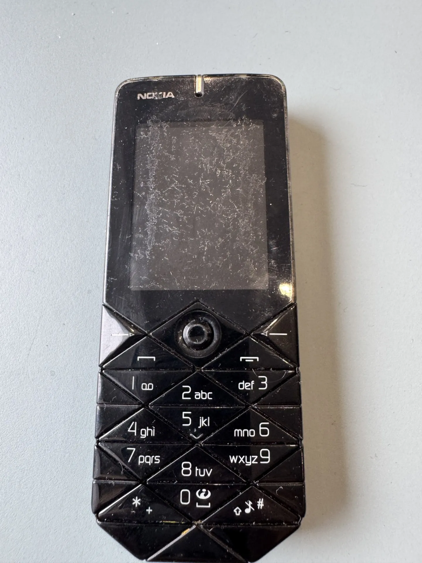 Nokia 8800 - Elegants klasiskais telefons