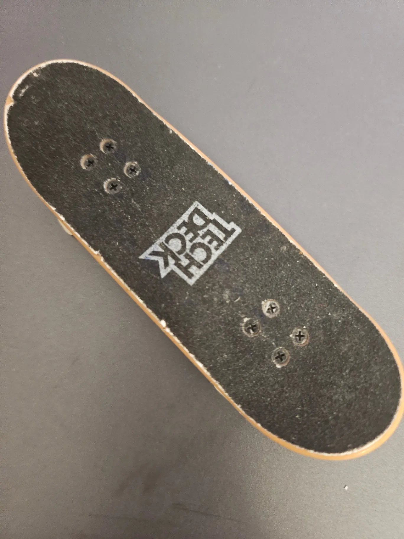 Tekhniskā skateborda dekija (Tech Deck) ar gumijas uzlīmi