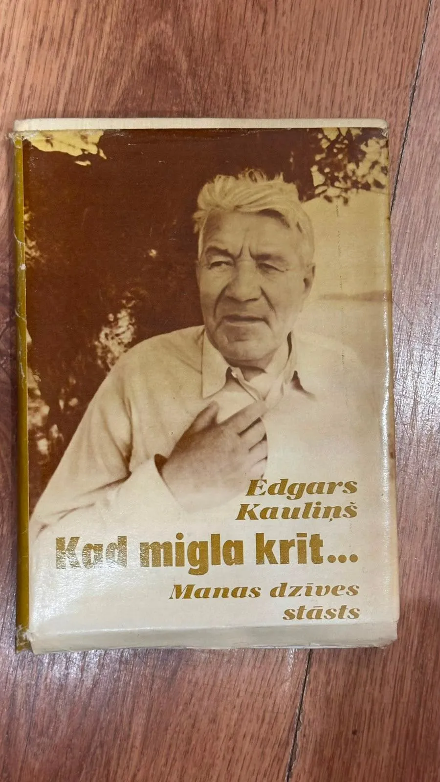 Edgara Kauliņa grāmata "Kad migla krīt... Manas dzīves stāsts"