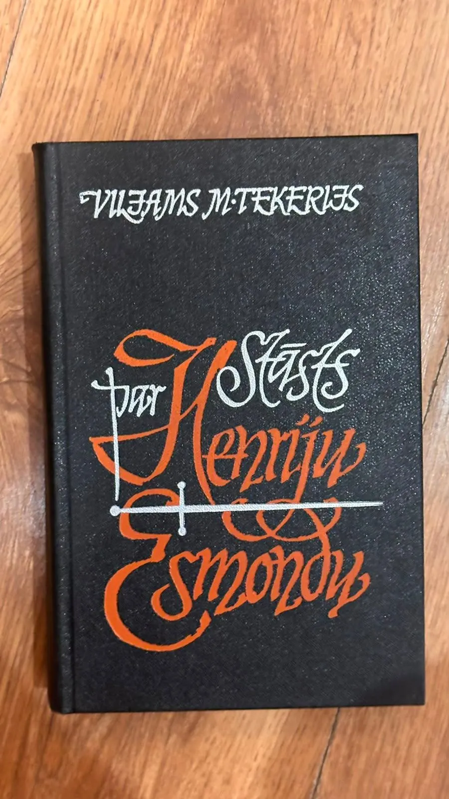 Vēsturiska grāmata "Par Henriju Esmontu"