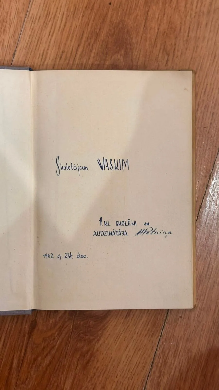 Vēsturisks dāvanu grāmatiņš no 1962. gada