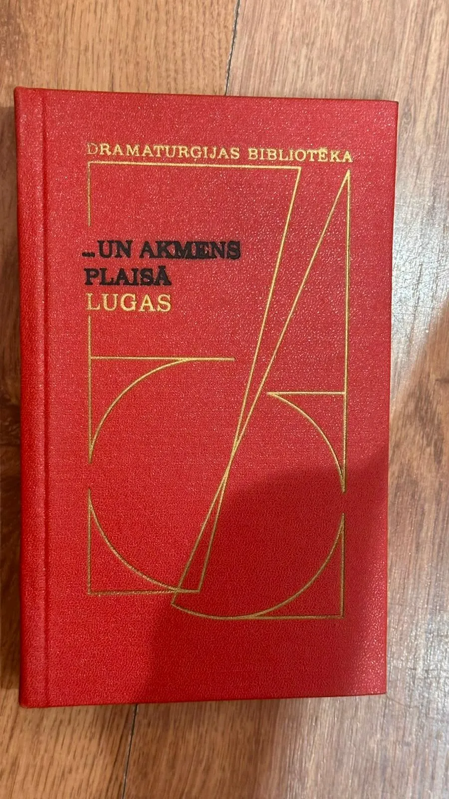 Klasiskā literatūra: „Un akmens plaisā” (Dramaturģijas bibliotēka)