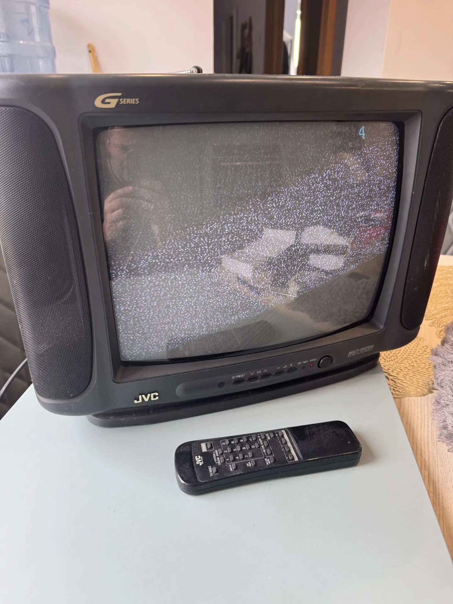 JVC kineskopa televizors ar pulti (retro CRT)