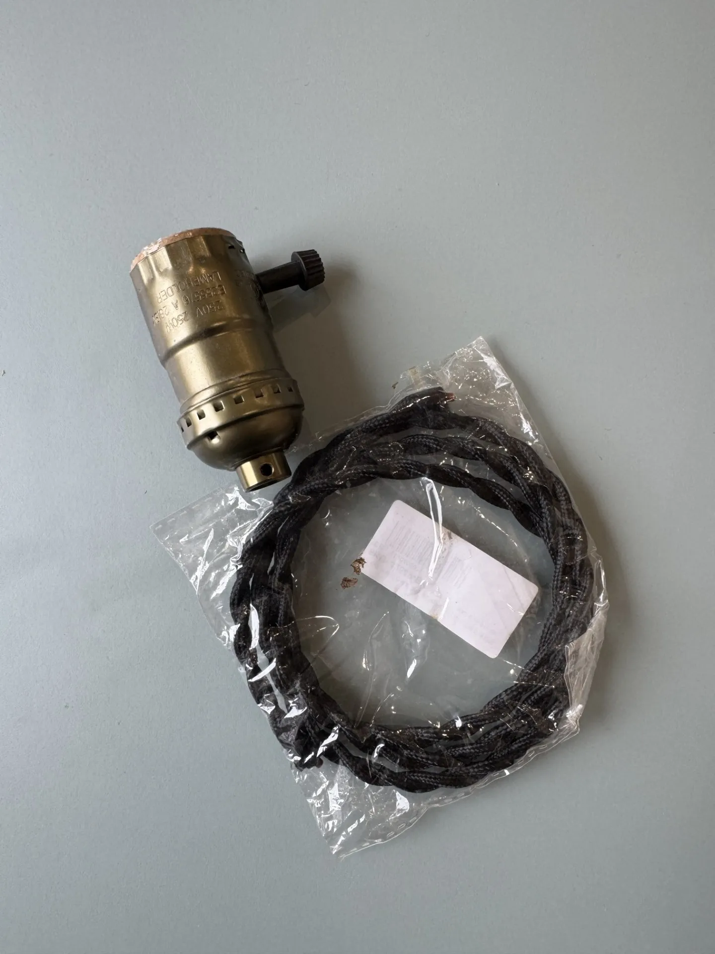 Vintage stila lampas patrona E27 ar slēdzi un tekstila vadu