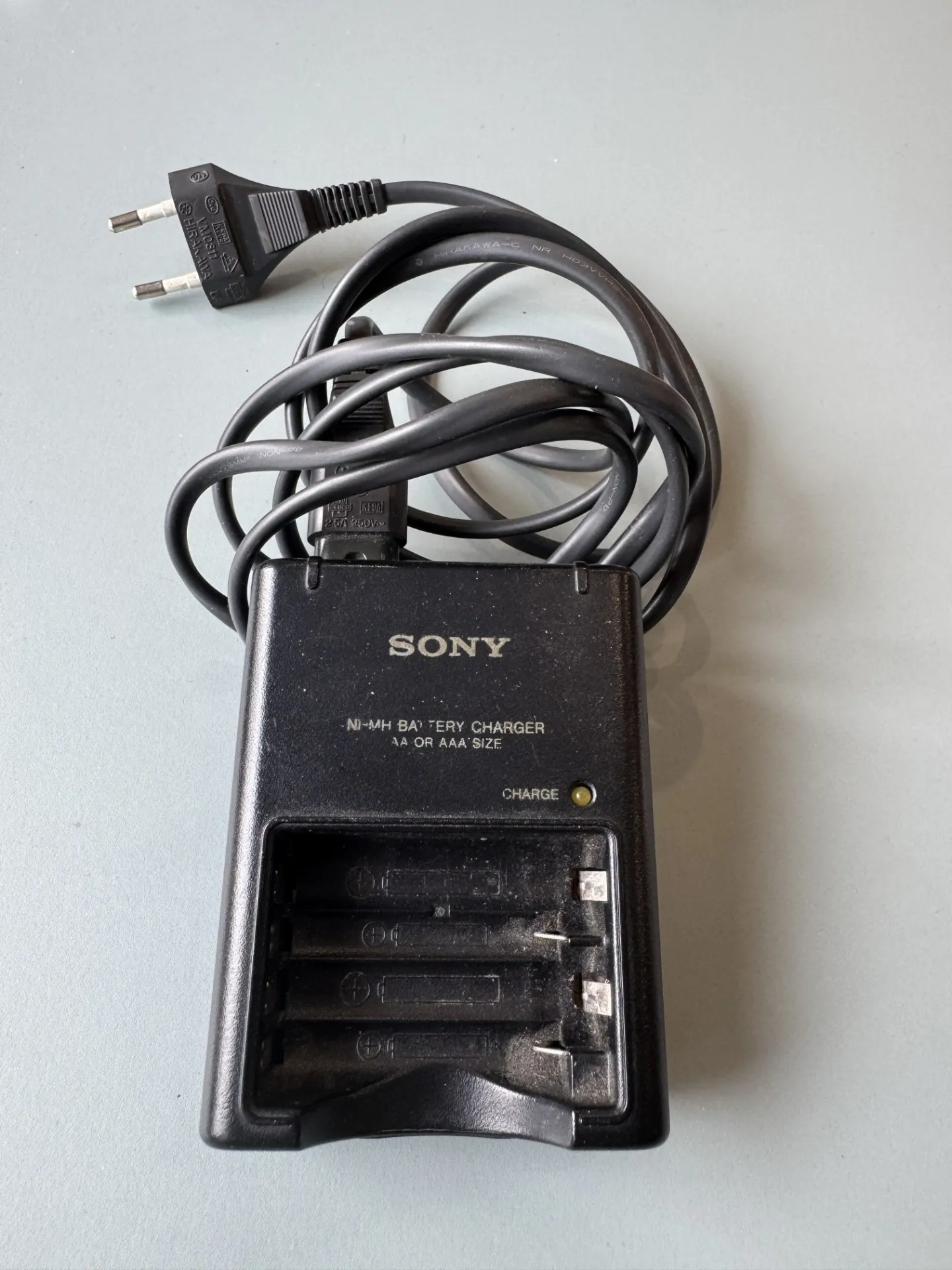 Sony Ni-MH AA/AAA akumulatoru lādētājs