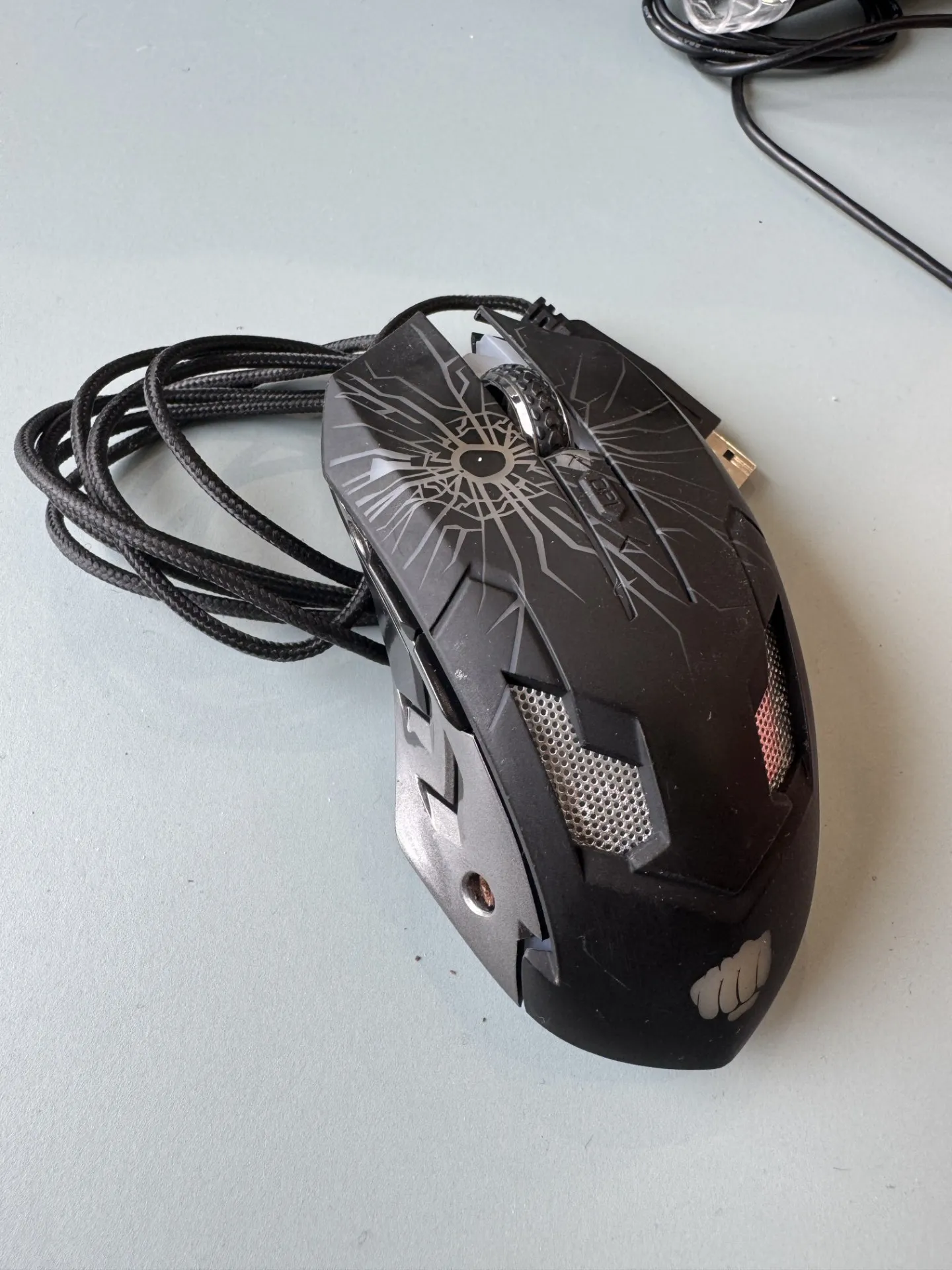 Spēļu datorpele ar LED apgaismojumu (USB, pīts vads)