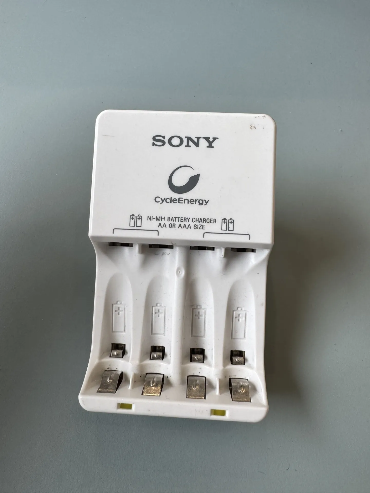 Sony CycleEnergy Ni-MH AA/AAA lādētājs (balts)