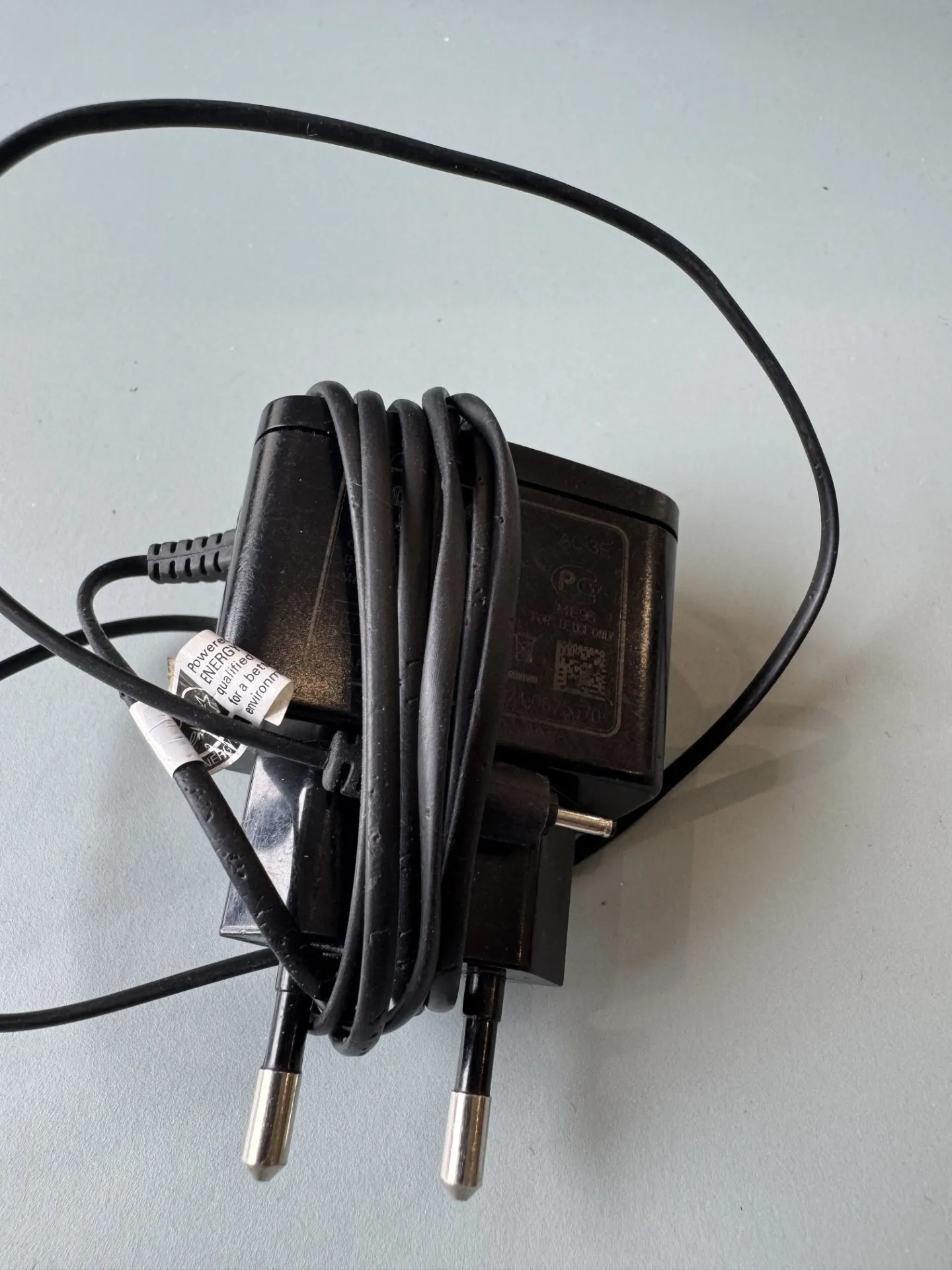 Telefona tīkla lādētājs ar vadu (melns)