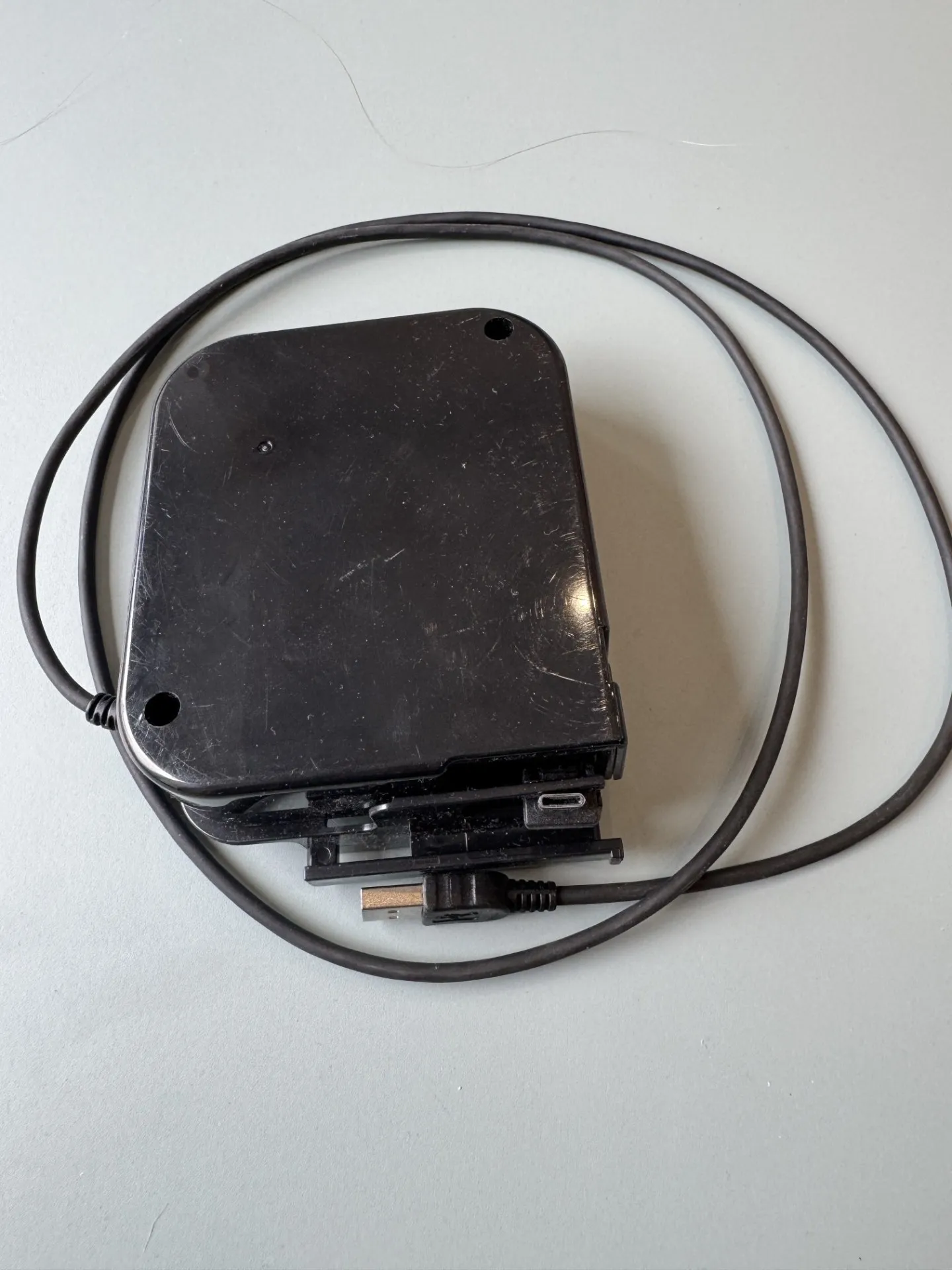 Ievelkams USB kabelis spolē (USB-A – micro-USB)