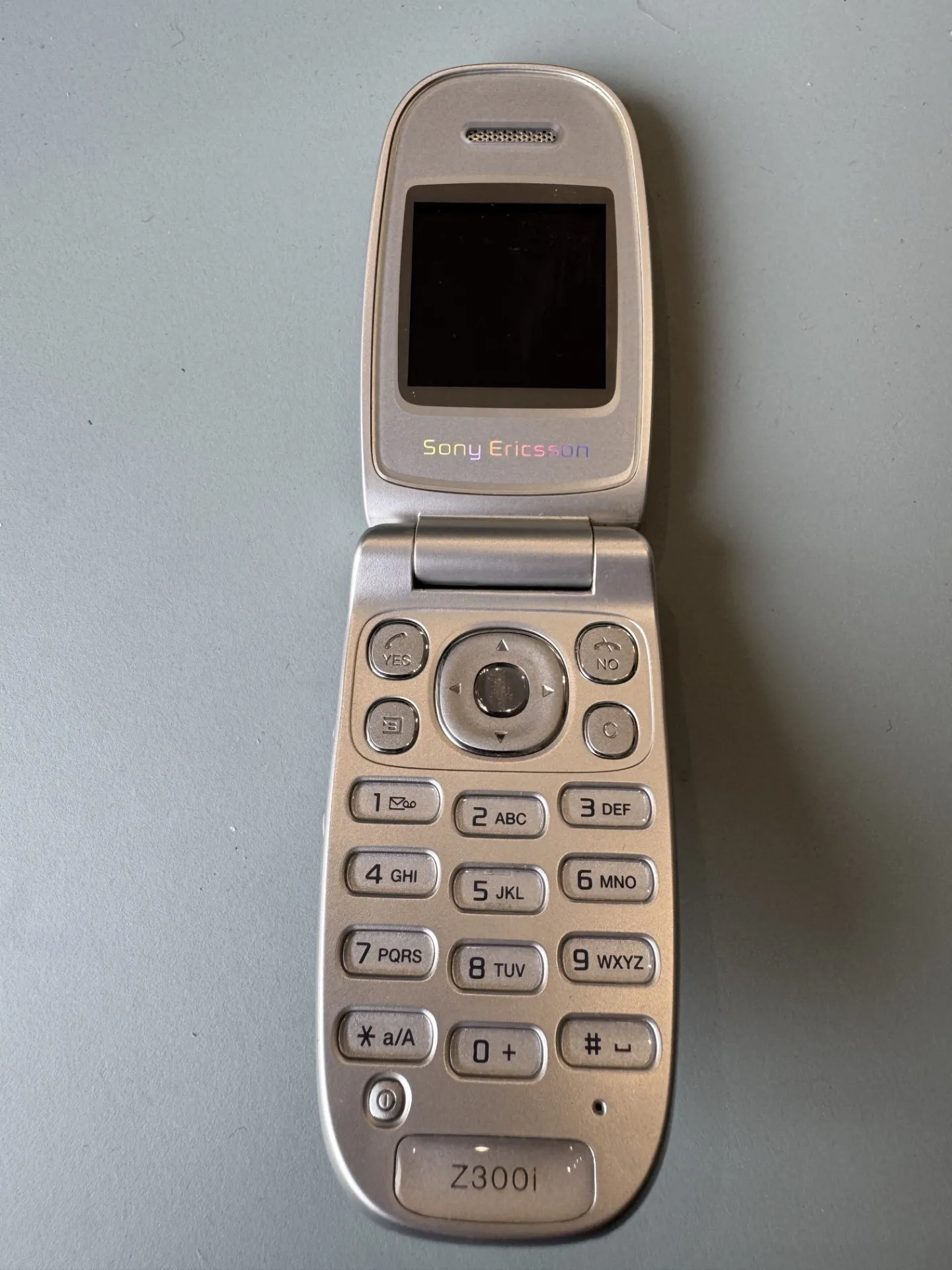 Sony Ericsson Z300i saliekamais telefons