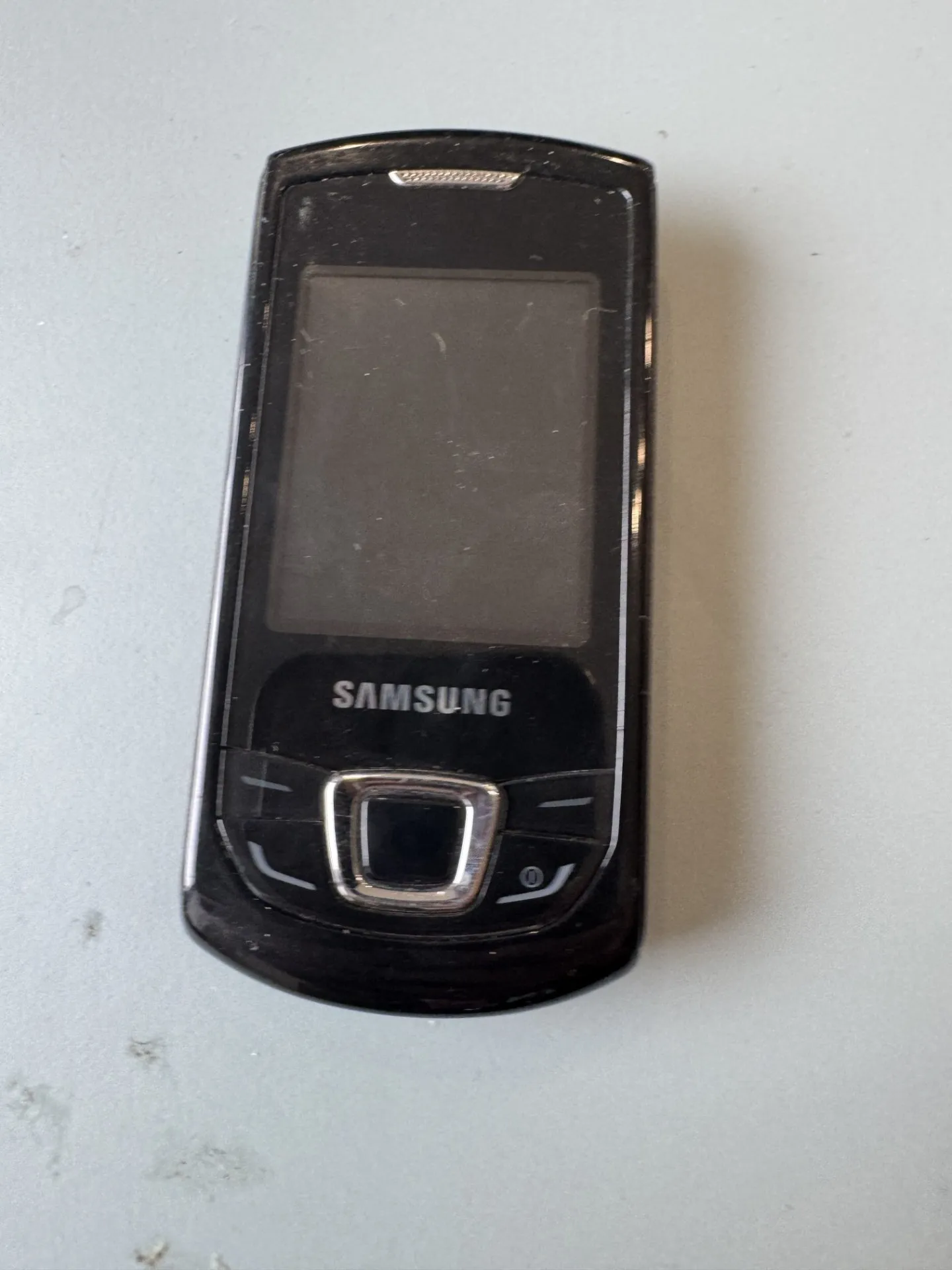 Samsung slīdošais telefons ar 1.3 MP kameru (melns)