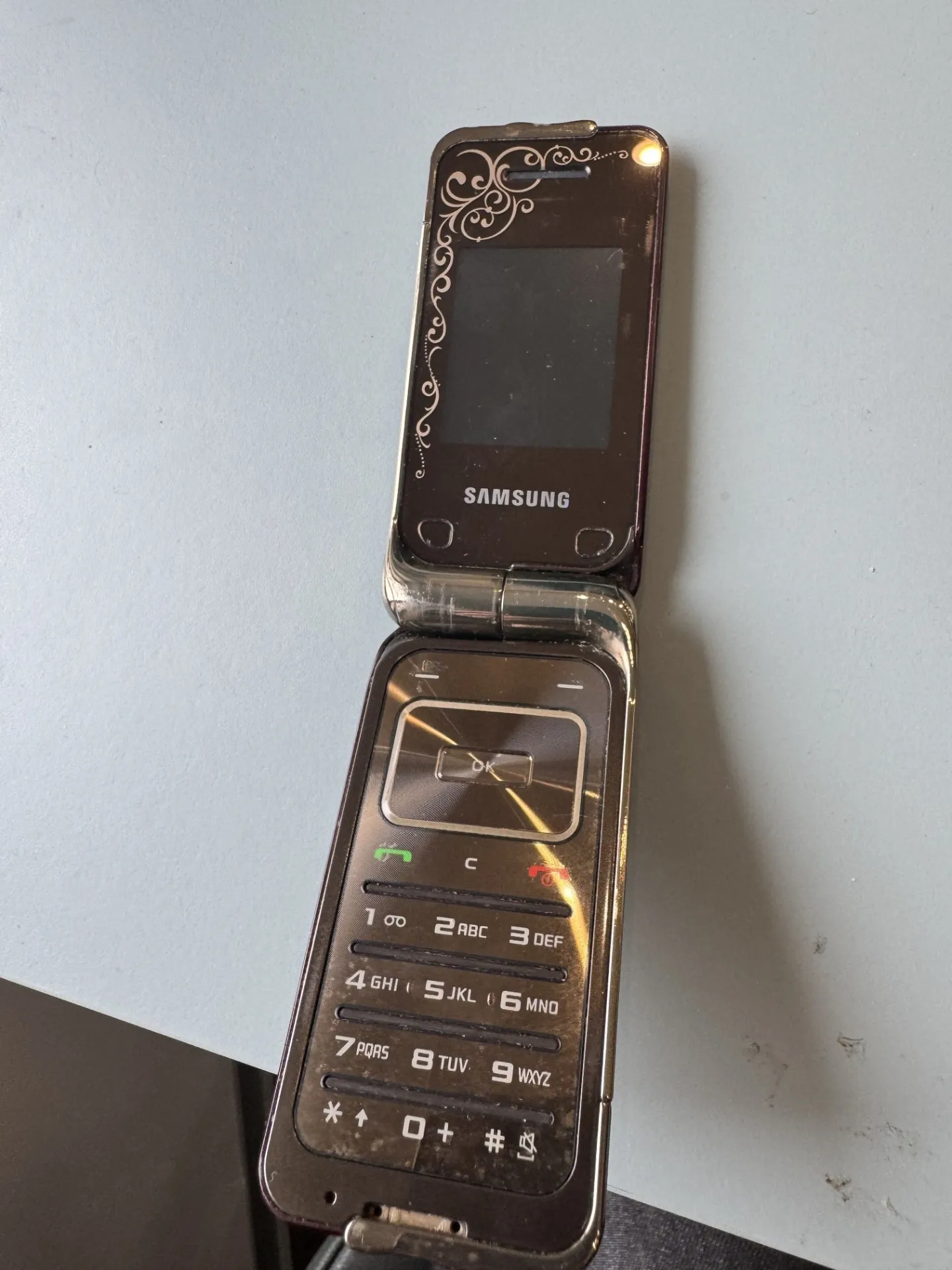 Samsung saliekamais telefons (bordo ar ornamentu)