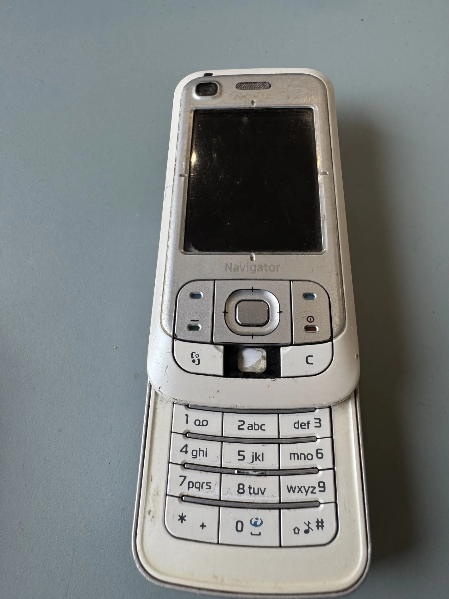 Nokia 6210 Navigator (balts) slīdošais telefons
