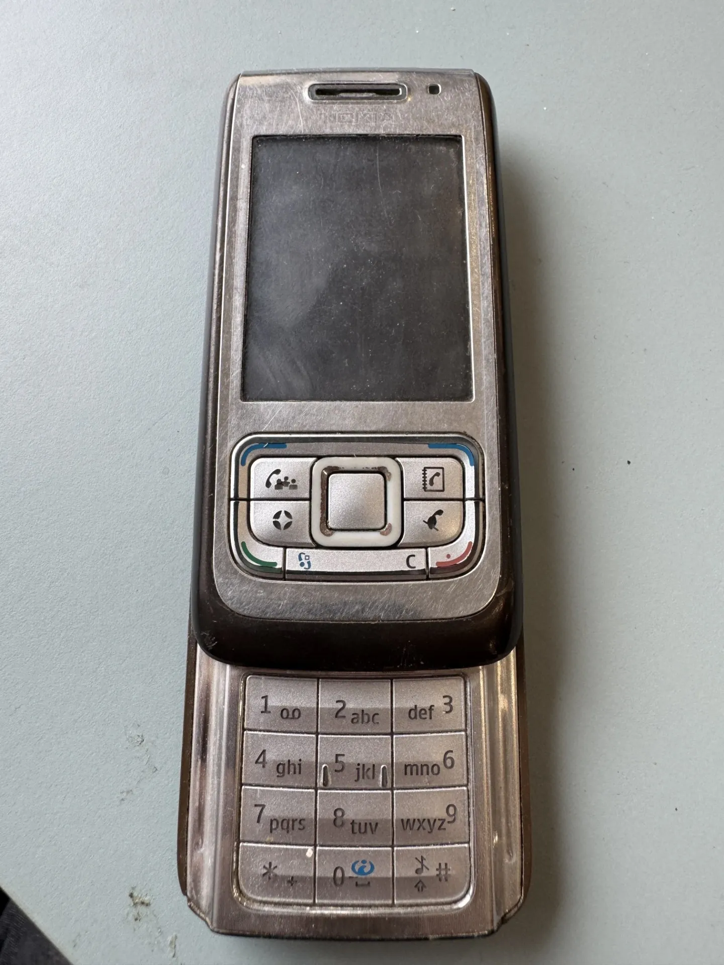 Nokia E65 slīdošais biznesa telefons