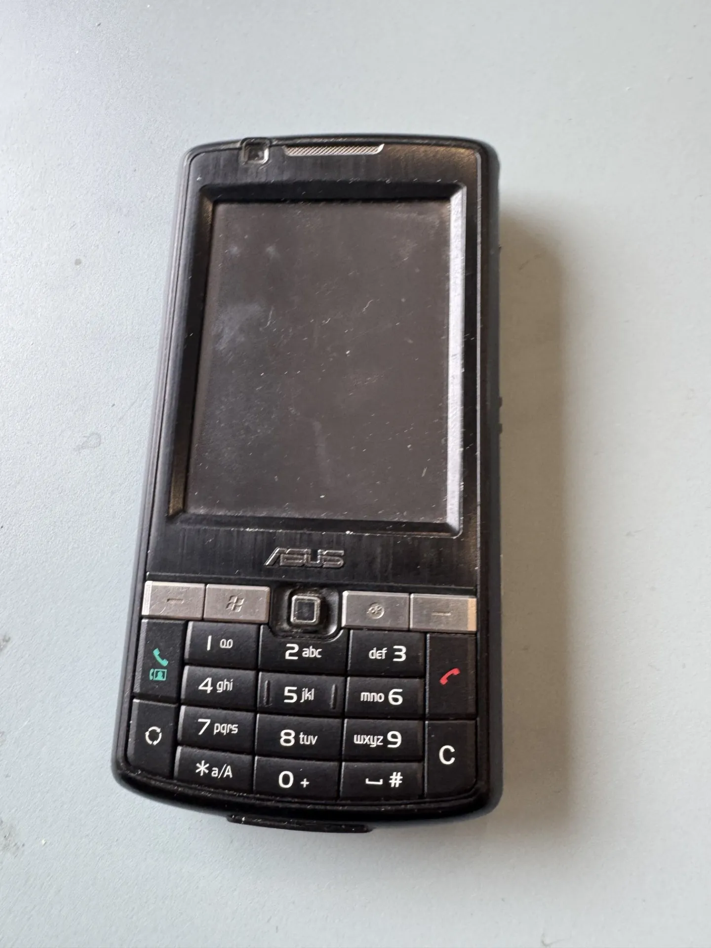 Asus P750 Windows Mobile viedtālrunis (retro PDA)