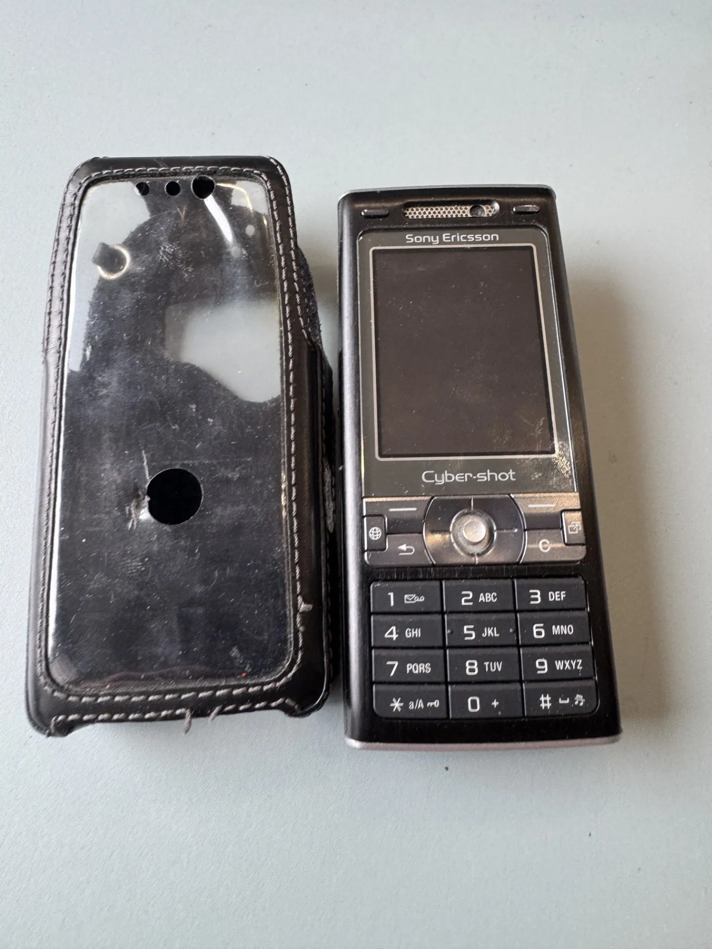 Sony Ericsson K800i Cyber-shot ar ādas maķi