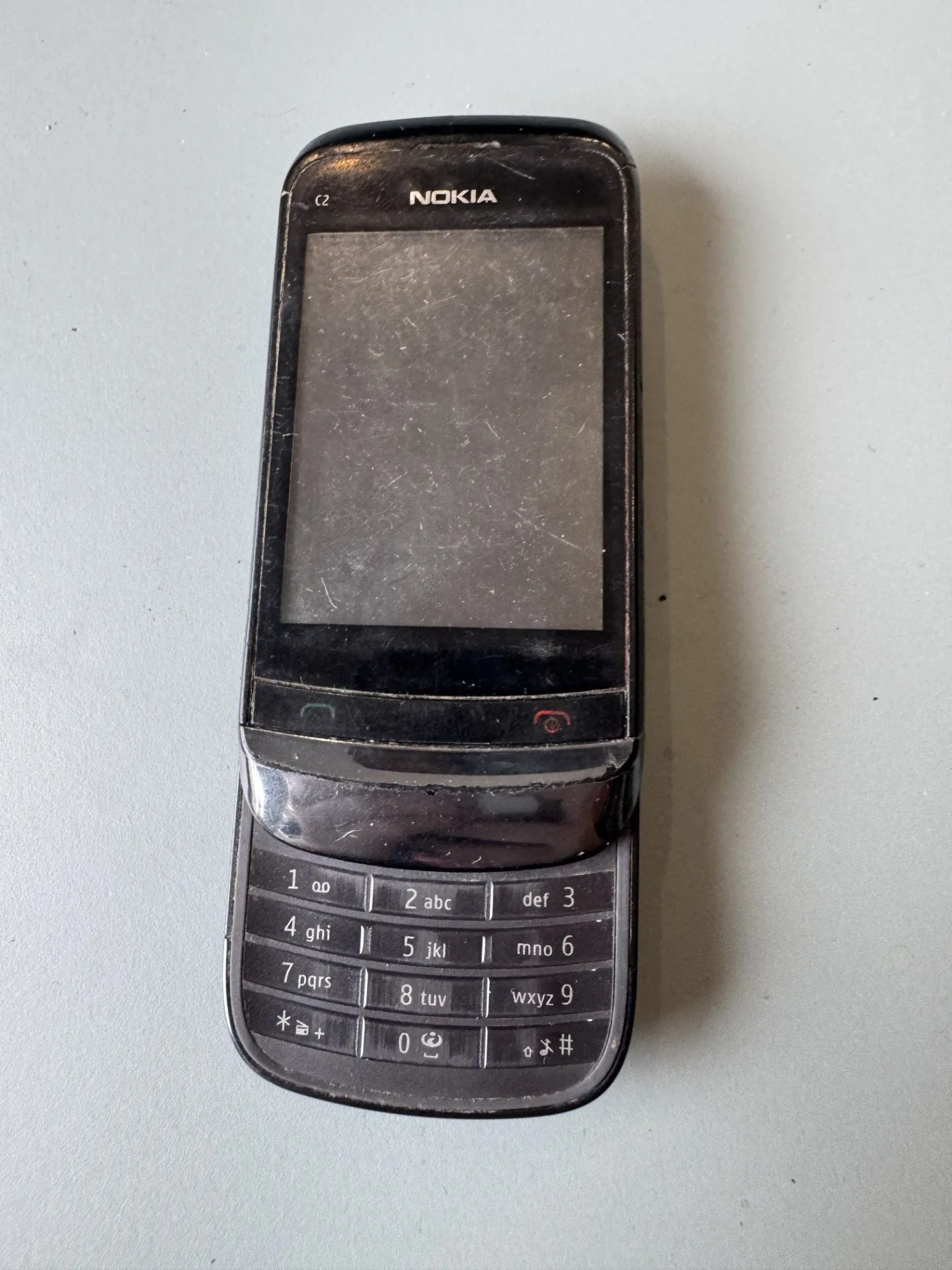 Nokia slīdošais telefons ar 2 MP kameru (melns)