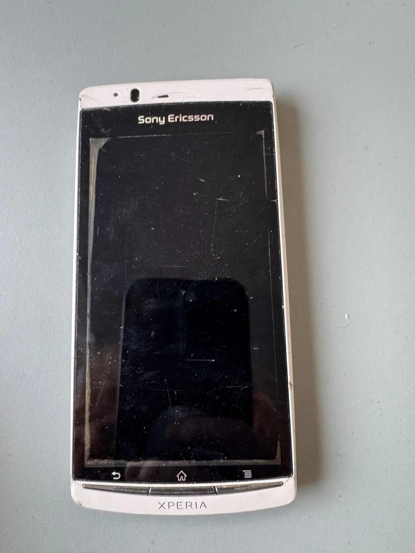 Sony Ericsson Xperia Arc (balts) Android viedtālrunis