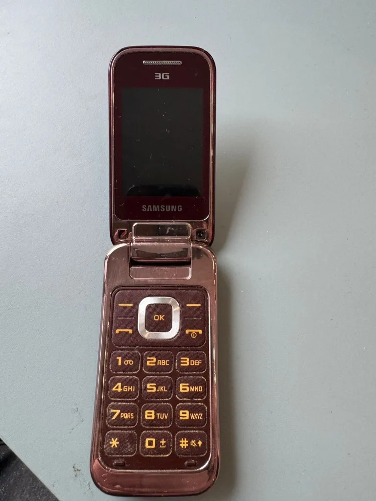Samsung 3G saliekamais telefons (bordo)